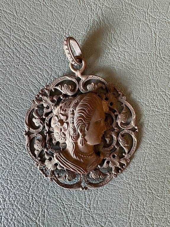 Ciondoli: Pendentif vintage annees 30 – Usato da Genève venduto da Johnny345