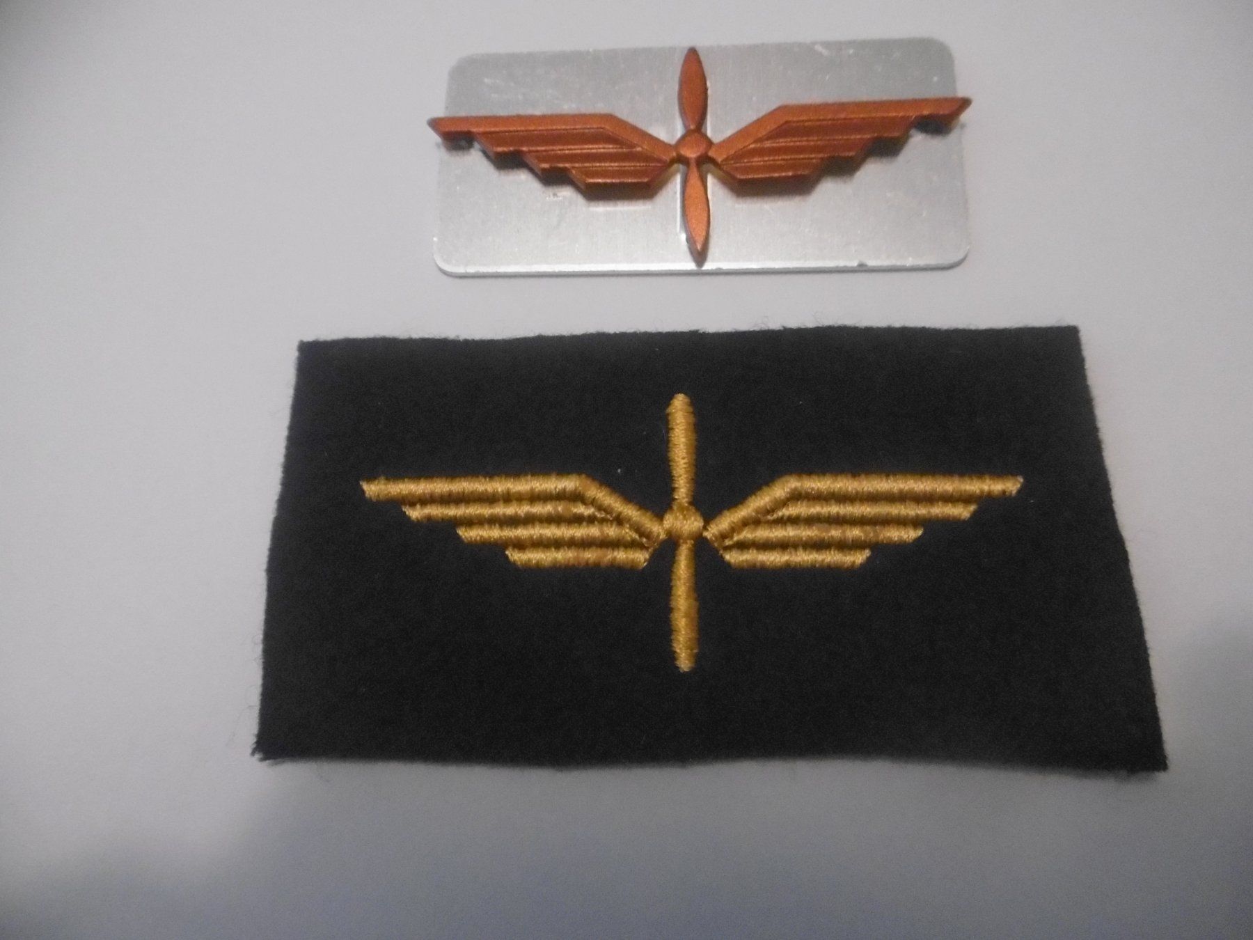 Schweizer Armee Plaketten & Abzeichen: 2 Piloten - Abzeichen der Schweiz. Armee – Gebraucht aus Wettingen von wetting078