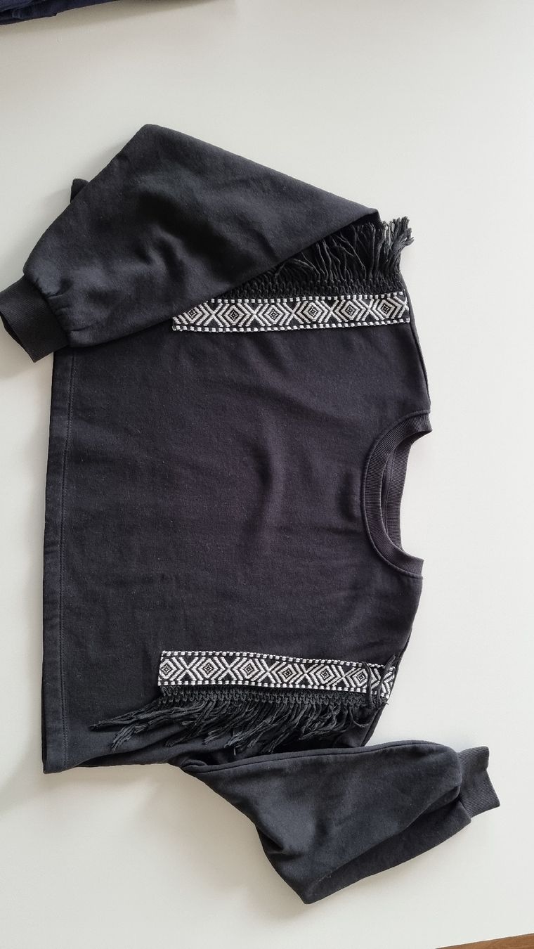 Only Maglioni & Felpe: Schwarzes Sweatshirt mit Fransen, Grösse M – Nuovo (secondo la descrizione) da Balgach venduto da Patty04