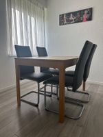 Ikea Esstisch (ausziehbar) mit vier Stühlen