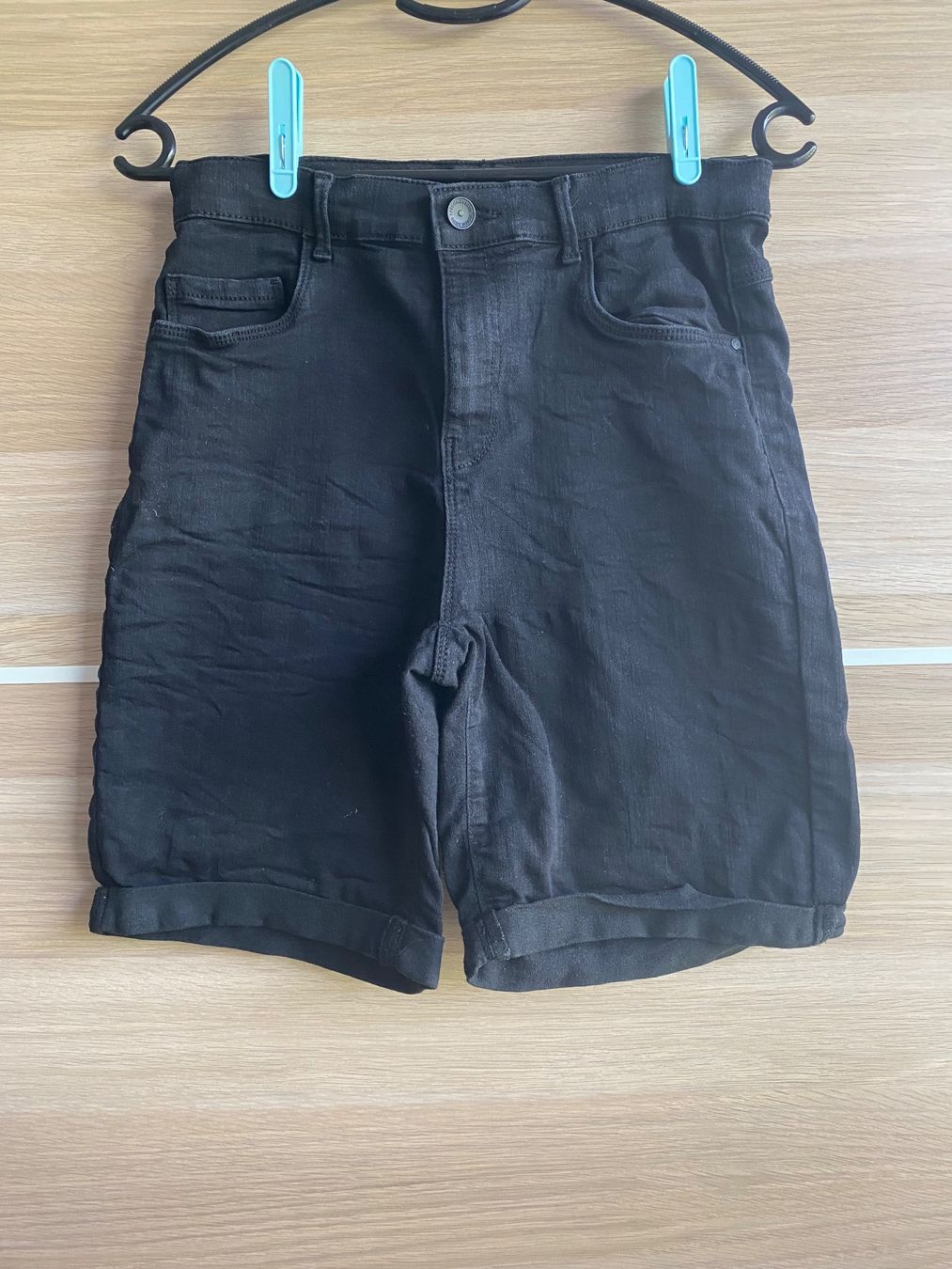 Only Pantalons: Schwarze Uni Hose kurz Only – D'occasion à Hedingen par hol_h8wm