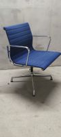 Sehr schöner Vitra EA 108 in blauem Hopsack drehbar