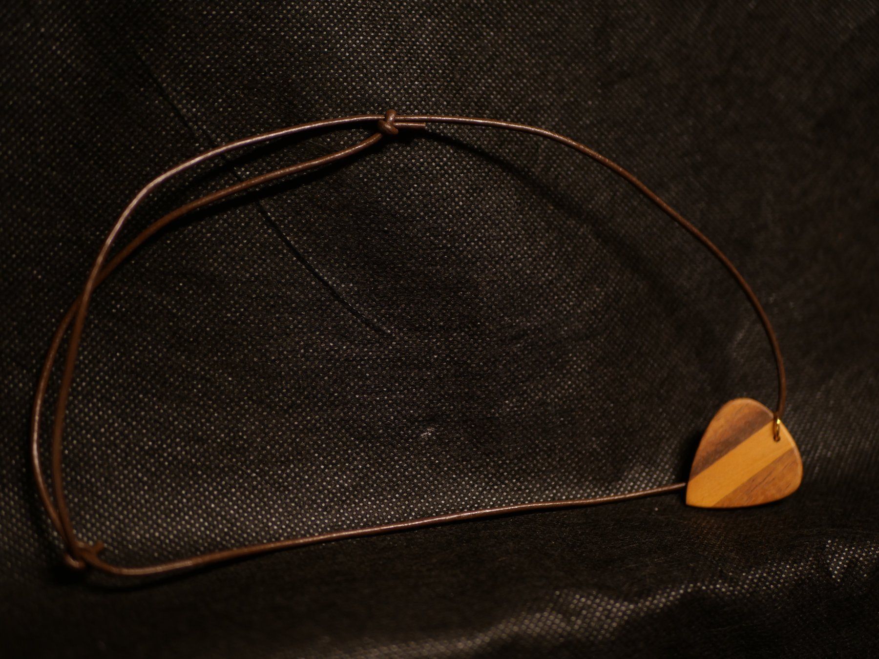 Catenine: Halskette mit handgemachtem Plektrum (3) – Usato da Grimisuat venduto da musicgear.ch 1