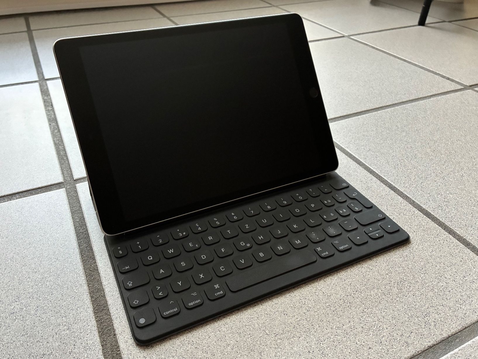 Apple Tablet PC: iPad 9. Gen. Wi-Fi inkl. Smart Keyboard – Usato da Winterthur venduto da Mlycos