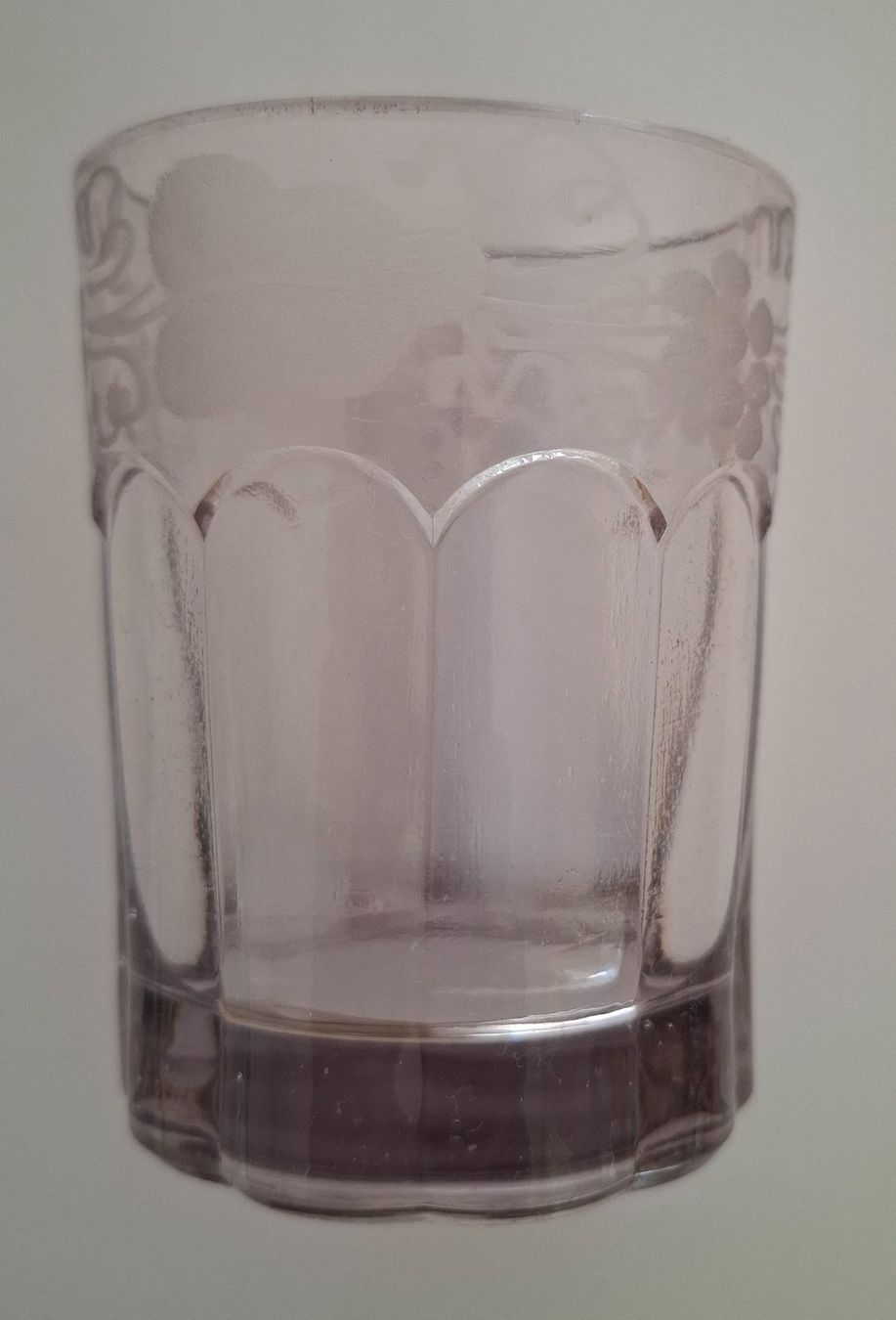 Bicchieri: Flühli-Trinkglas mit Rebenätzung ca. 1900 – Usato da Rothrist venduto da Clanx 2