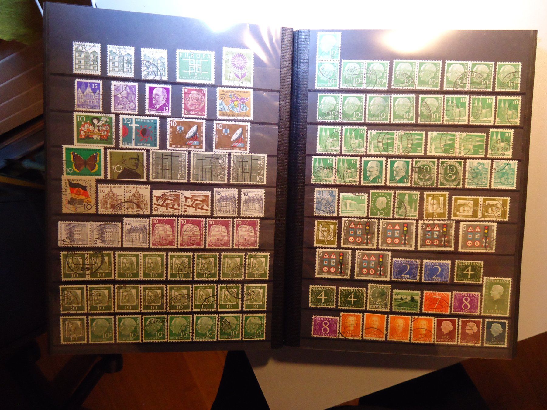 Tutti i francobolli: Briefmarken Briefmarkenalbum – Usato da Hinterkappelen venduto da Roku5