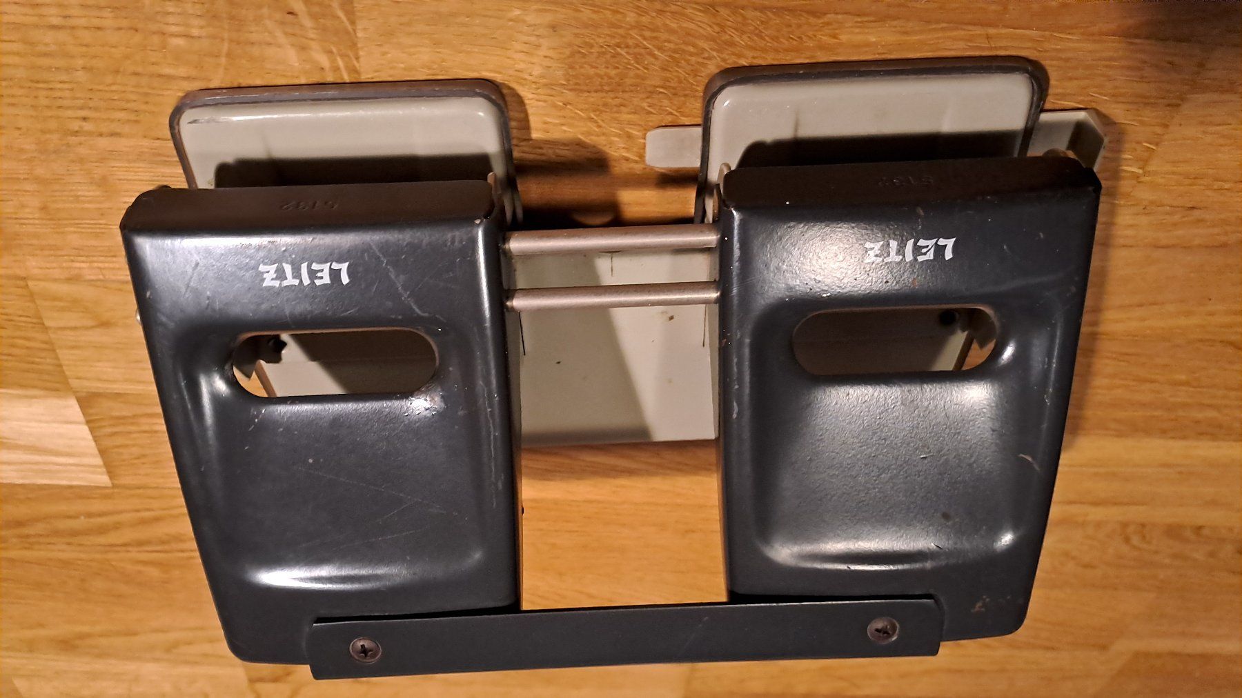 Tutti i DVDs: Leitz - 4 hole - hole punch – Usato da Rieden AG venduto da Werkstattlaedeli 2