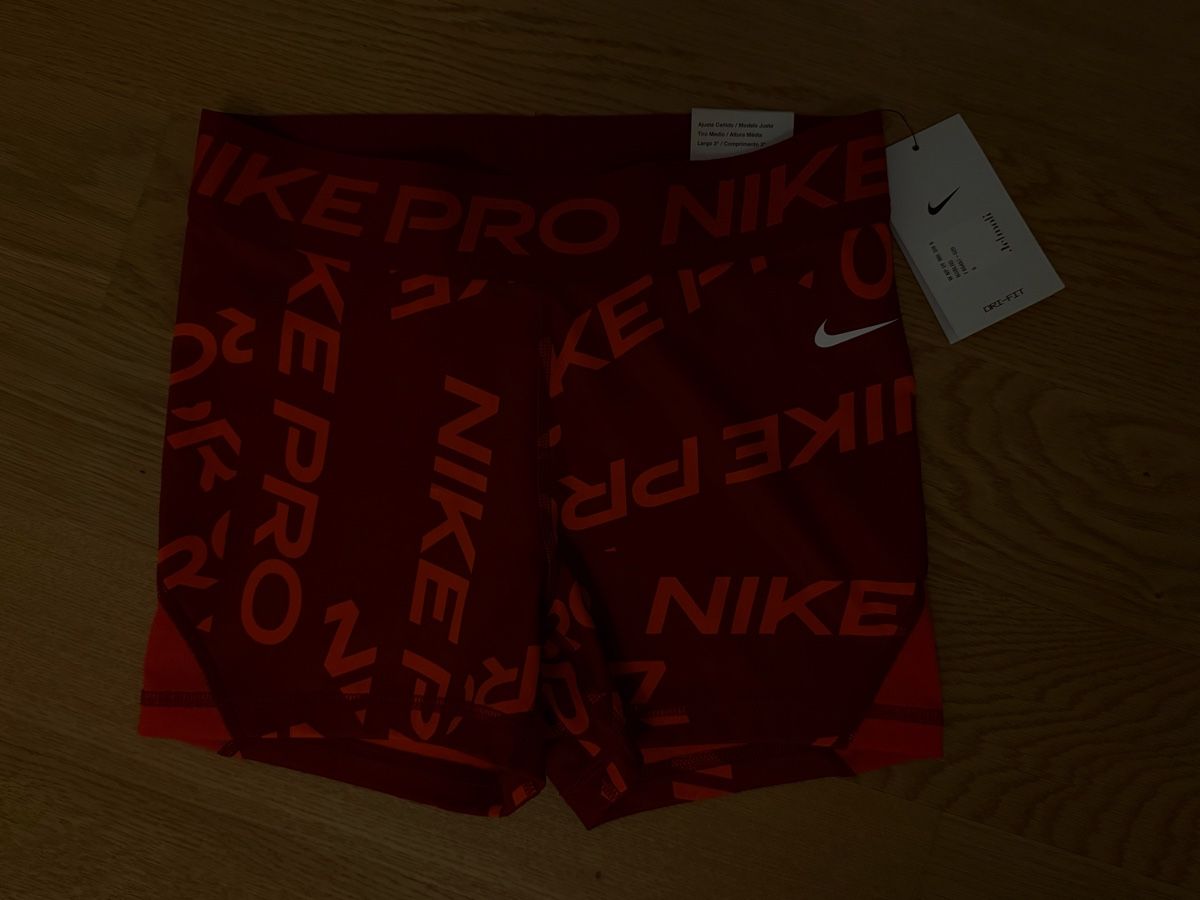 Nike Pantaloni: Nike Pro Shorts Rot mit Print Groesse S Neu – Nuovo e nell'imballaggio originale da Neuhausen venduto da ddelucia87