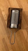 Käsereibe/Raffel mit Behälter aus Olivenholz