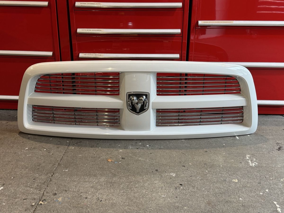 Dodge Tutti pezzi di ricambio auto: Kühlergrill Dodge RAM Gen 4 – Usato da Uetikon am See venduto da Bronco87