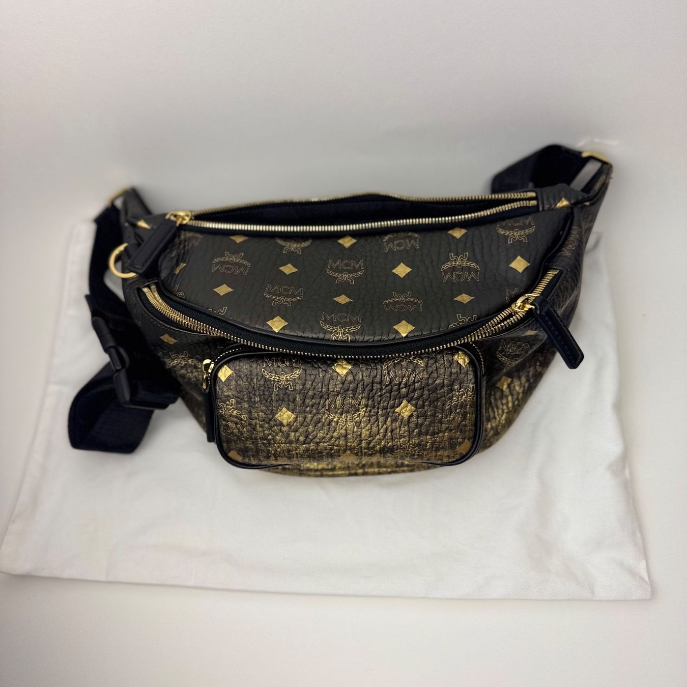 Mcm Borse: MCM Gürteltasche schwarz-gold – Usato da Sursee venduto da Justmibu 1