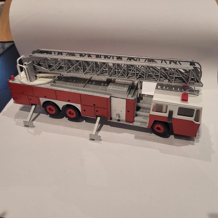 Camion Pompier Conrad 5505 – Grande échelle Emergency One 3 Essieux – 1/50
