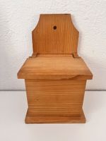 Vintage-wandmontierter Salzstreuer aus Holz