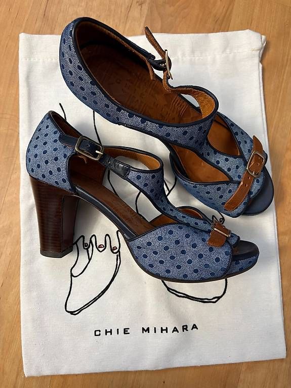 Chie Mihara Scarpe da donna: Blaue High-Heels von Chie Mihara Gr. 36.5 – Usato da Willisau venduto da ani_gtk8