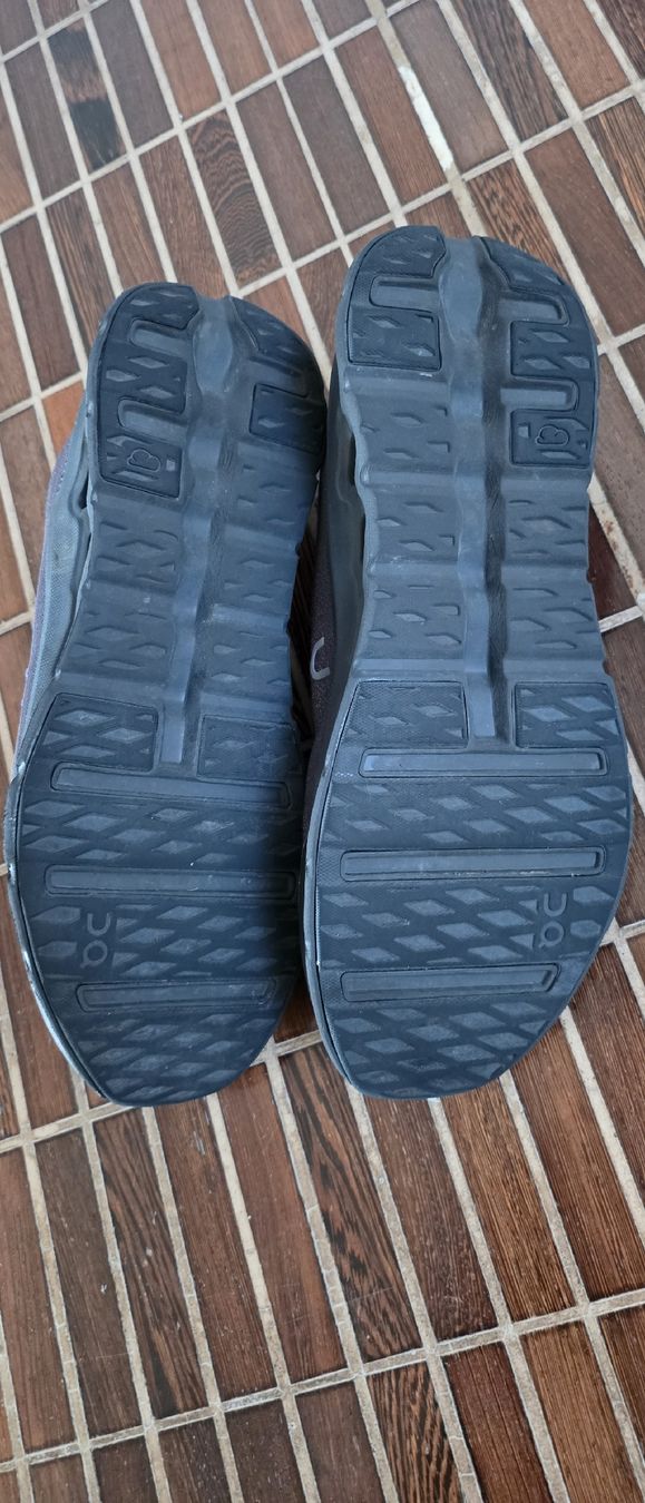 On Chaussures hommes: On Cloudsurfer Next Herren Black / Eclipse - 46 – D'occasion à Biel/Bienne par Popoff1 2