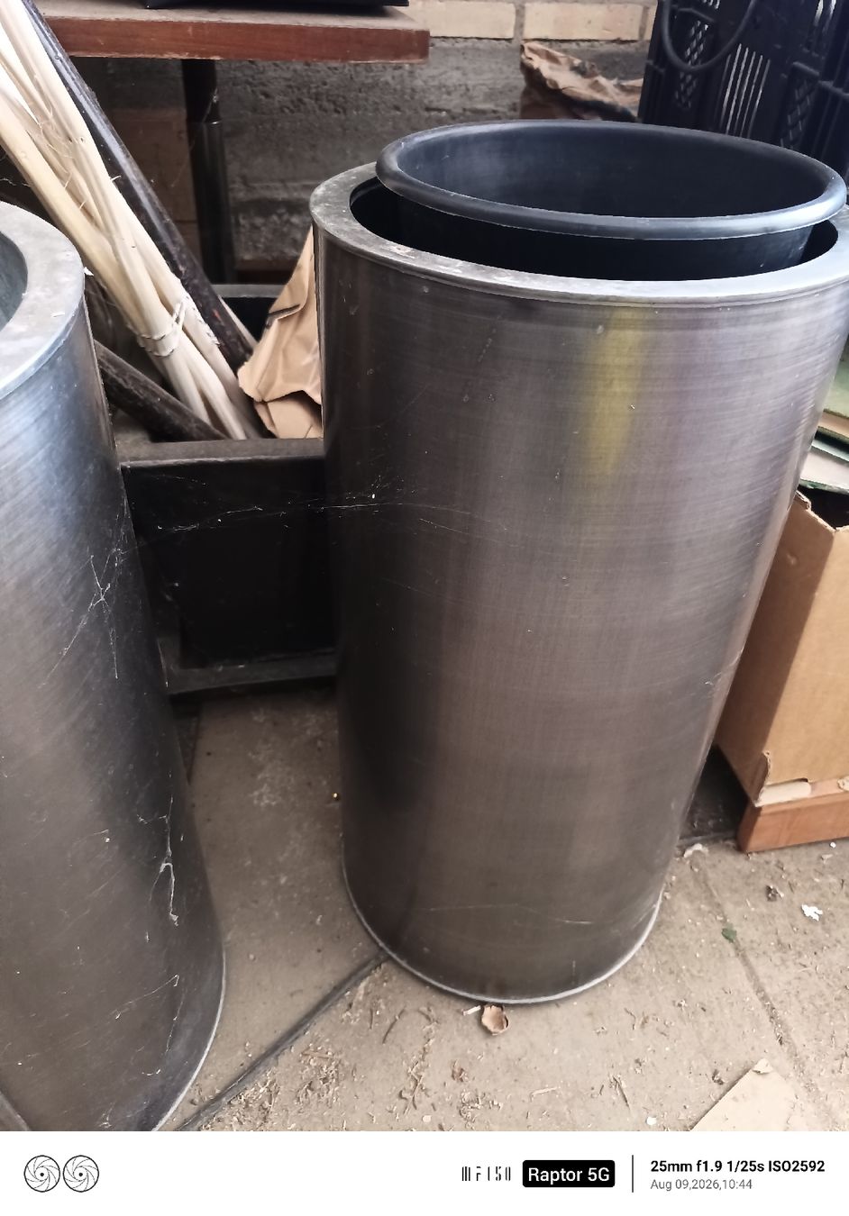 Pots de fleurs: Blumentöpfe mit Decko Metalschutzmantel – D'occasion à Kloten par Mogli007