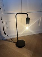 Schwarze Tischlampe