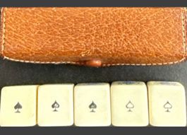 Jetons de poker anciens avec étui en cuir brun
