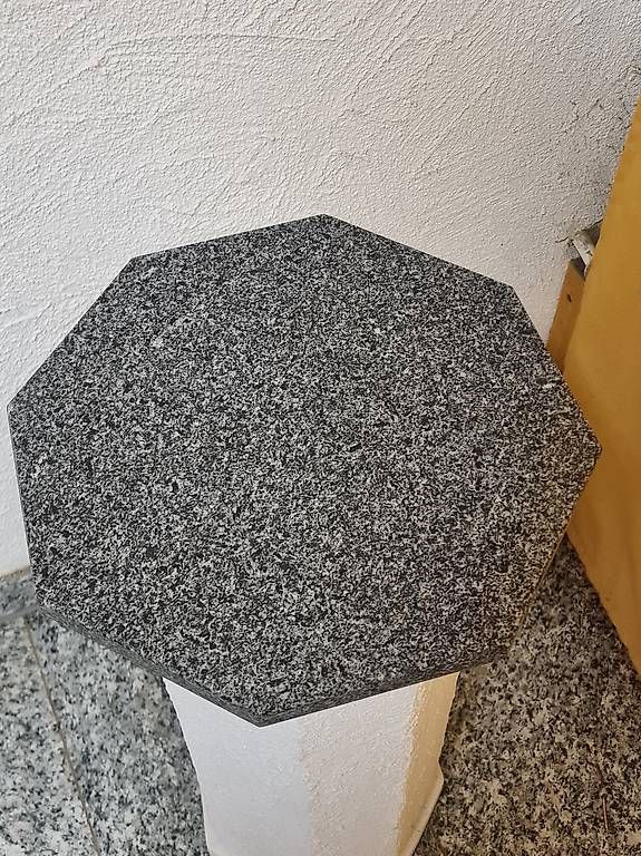 Piatti di portata: Säule mit Granitplatte  – Usato da Kriens venduto da LotusOase 2
