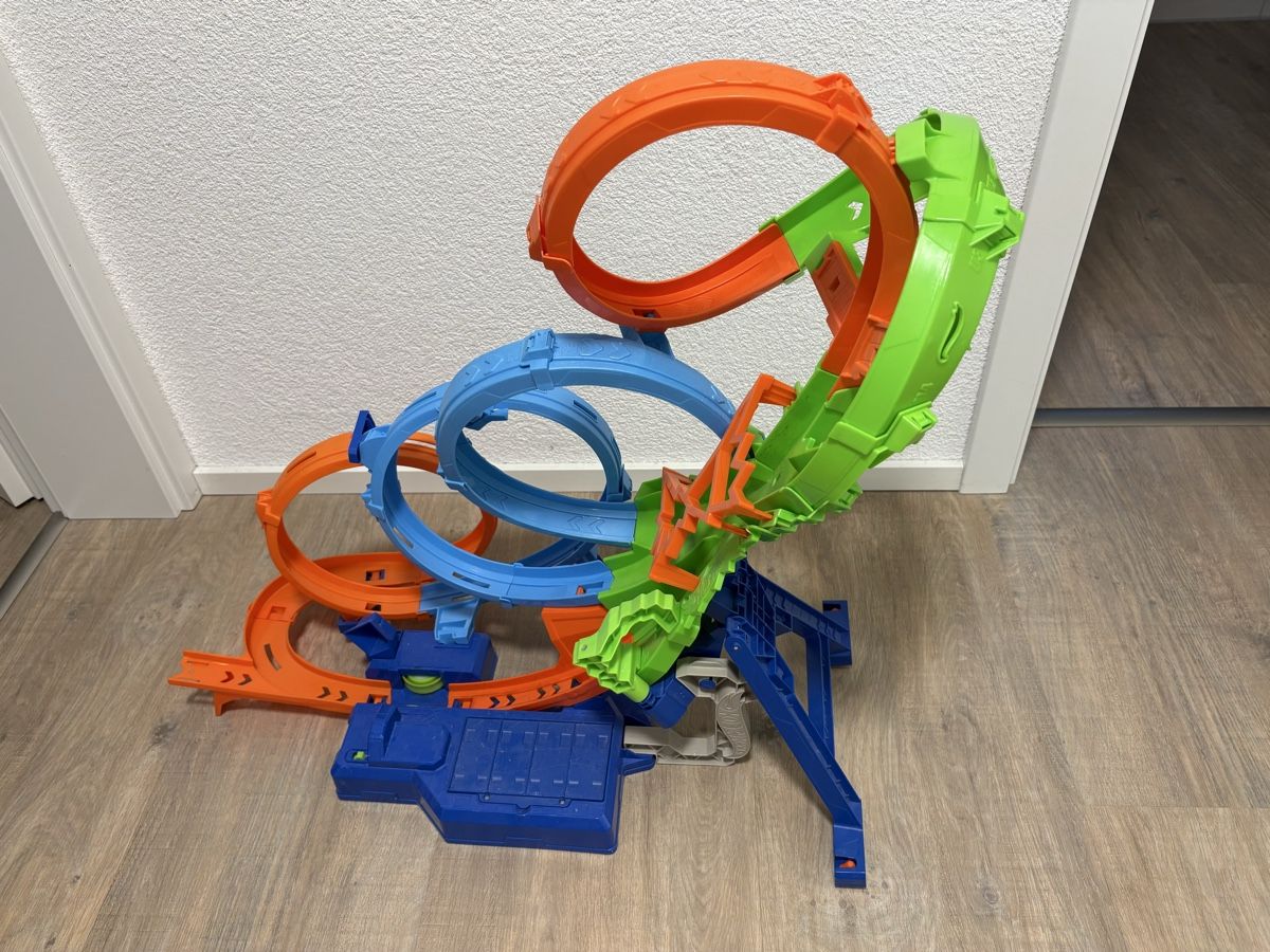 Hot Wheels Giocattoli: Hot Wheels Action 4 Loopings Crash Gefahr – Usato da Walliswil-Nbipp venduto da tru_fp6d 1
