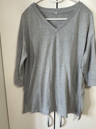 Damen Shirt V-Ausschnitt Grau Grösse M guter Zustand