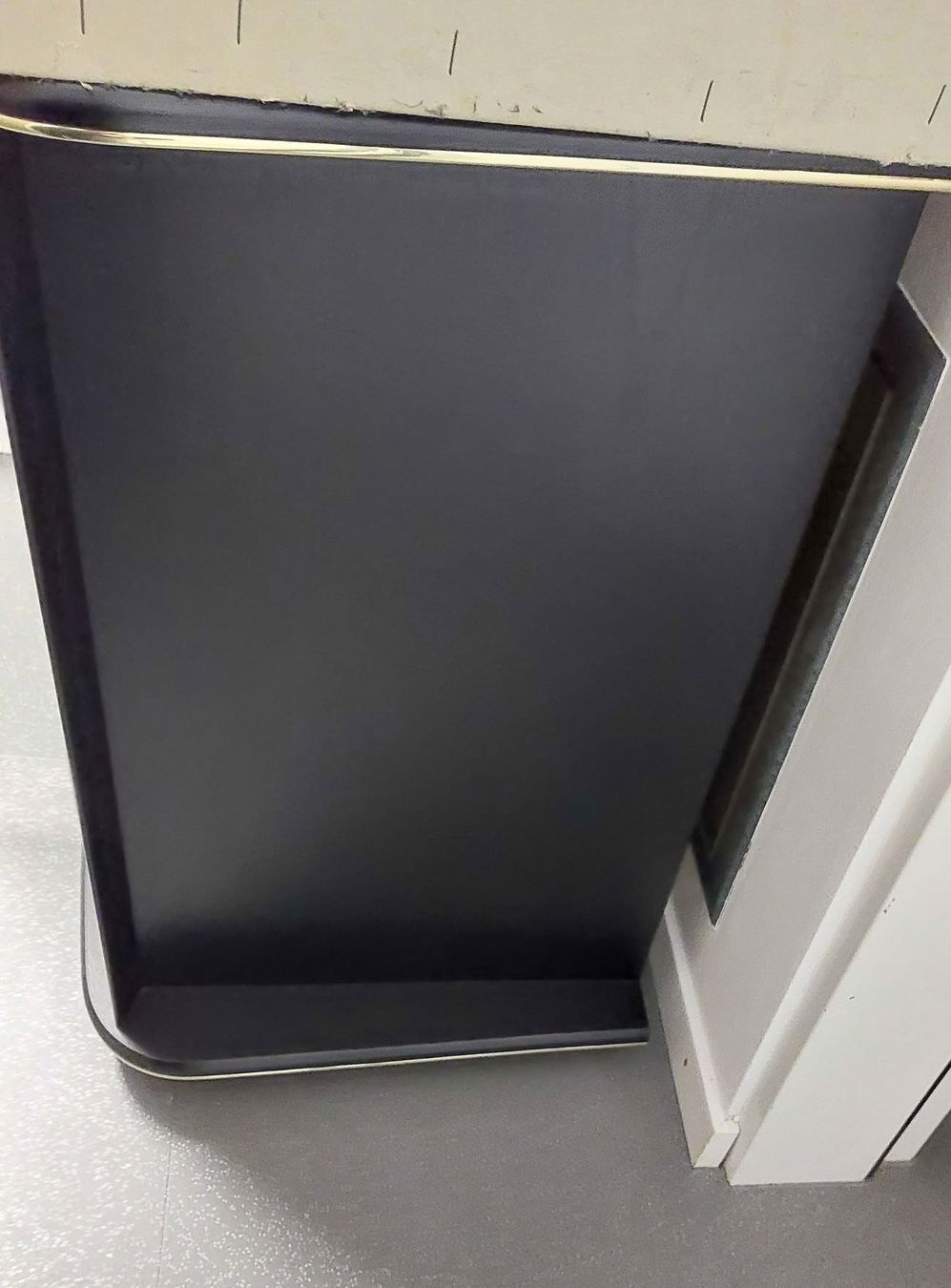 Meubles TV: TV-Möbel mit zwei Glastüren – D'occasion à Zollikofen par Blackie 3