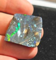 Opale noire du Honduras. 24x19x5 mm, belle couleur