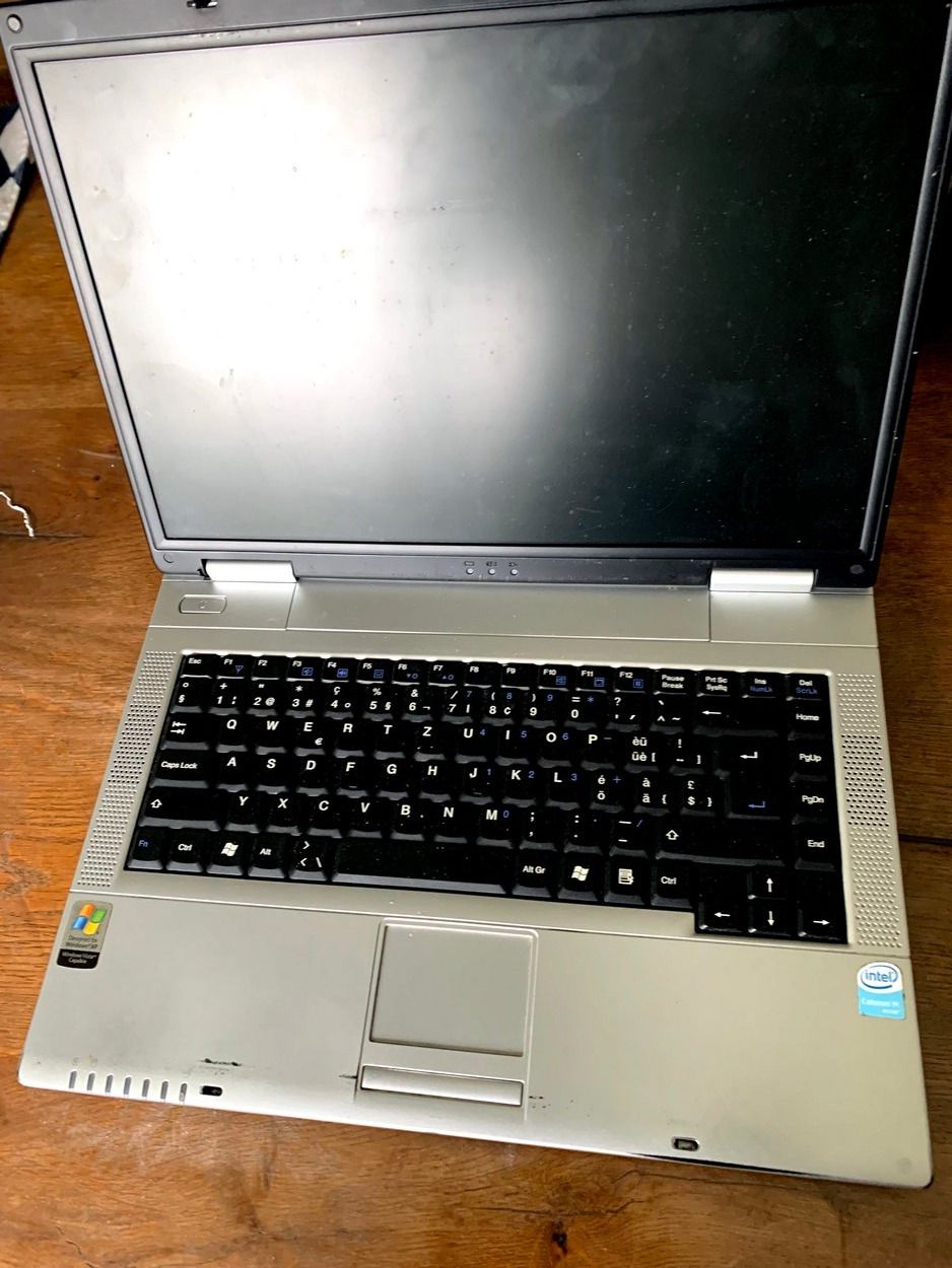 Notebook: Maxdata Model No.: ECO 4000 IW Laptop ohne Ladegerät – Difettoso da Emmen venduto da newdeal1970