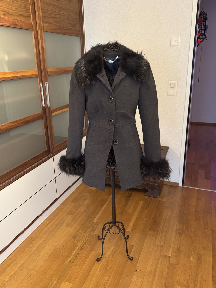 Cappotti: Wintermantel mit Pelzkragen – Usato da Pfäffikon ZH venduto da cohu77