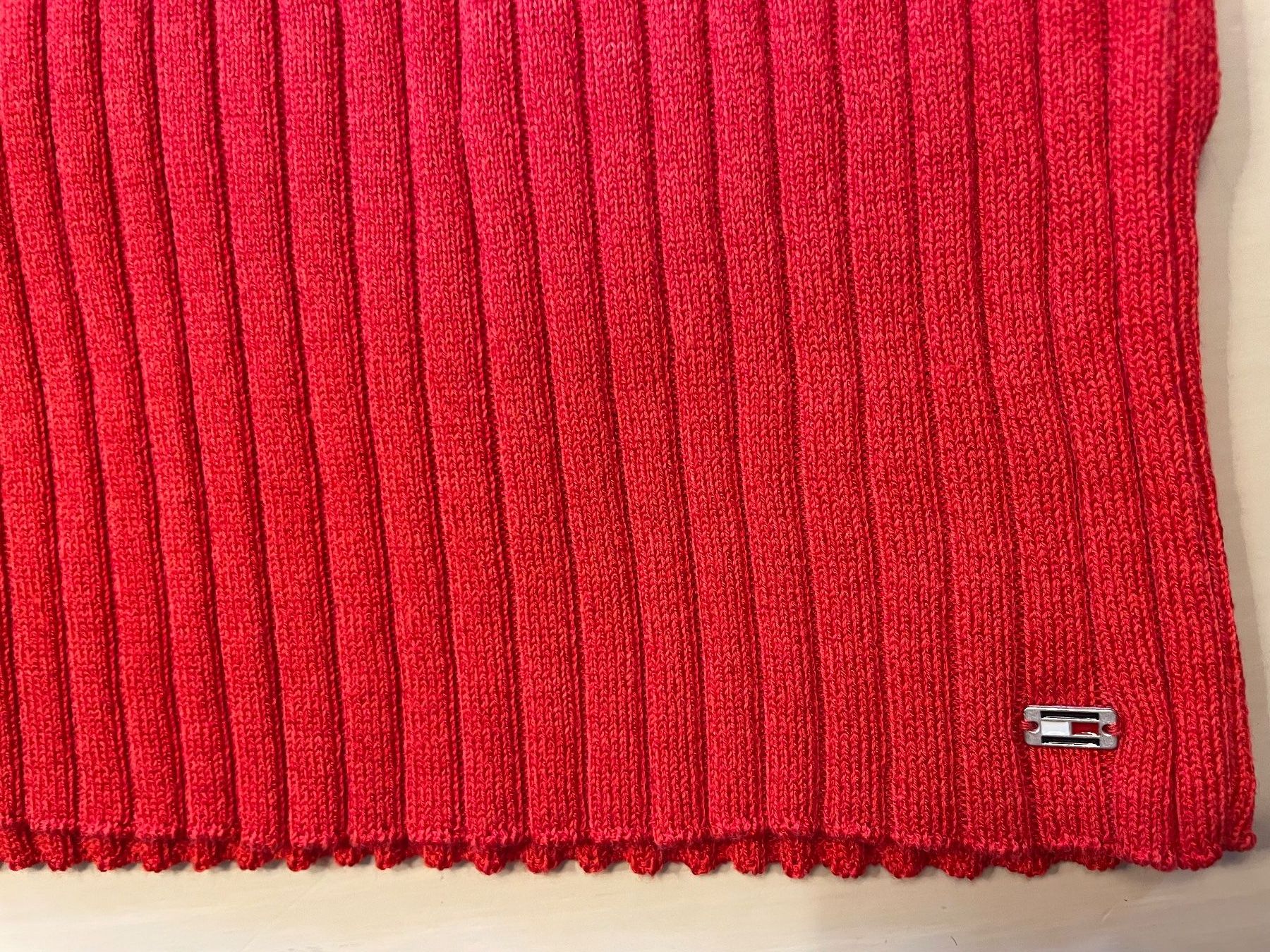 Tommy Hilfiger T-Shirts: Pull sans manches rouge Tommy Hilfiger, Taille M – Gebraucht aus Trelex von fle_dqj6 3