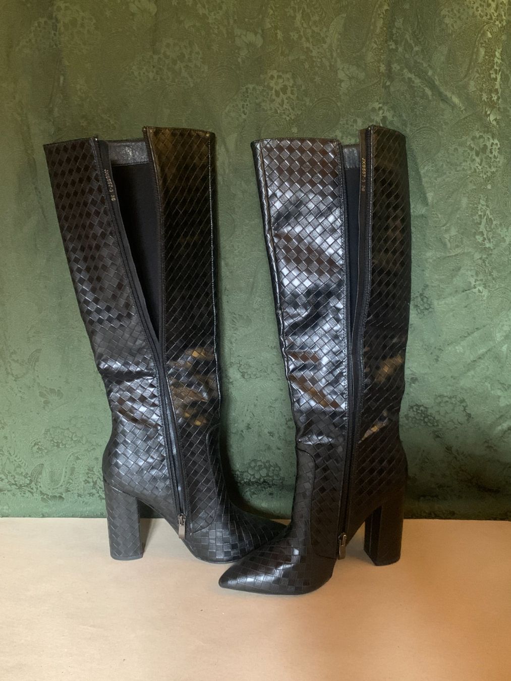 Scarpe da donna: Schwarze kniehohe Stiefel mit Blockabsatz – Usato da Chalais venduto da Decoarts.art 3