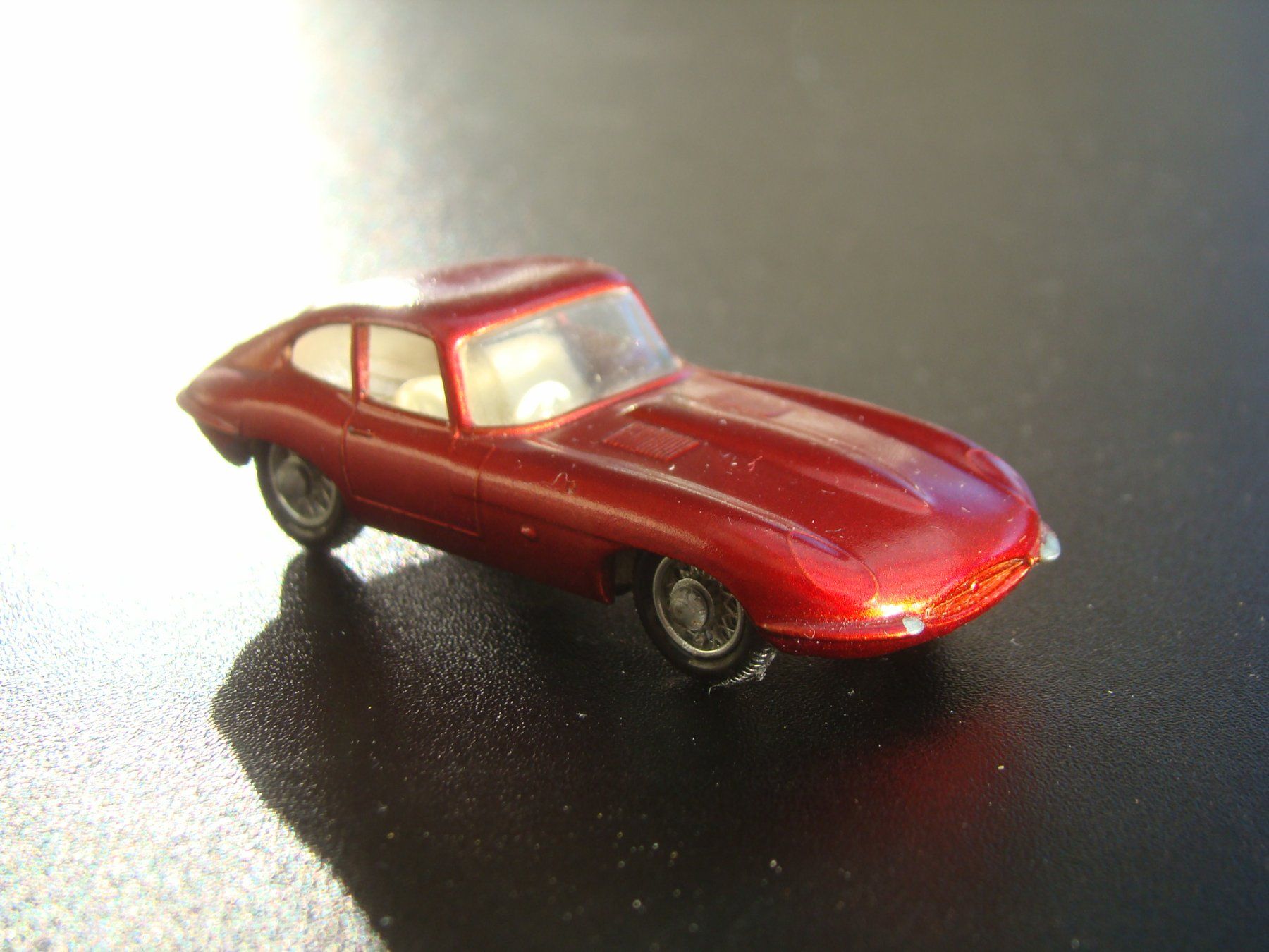 Lesney Modellini d'auto: Lesney Matchbox Series 32 Jaguar E-Type rot  alt – Usato da Walzenhausen venduto da Vanquish711 1