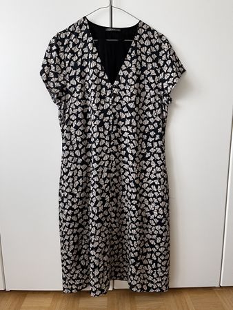 Schönes NILE Kleid Sommergrösse S (36) Blumenmuster Schwarz 