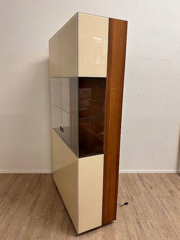 Vetrine: Team 7 Cubus Vitrine Nussbaum mit Glasfront – Usato da Obernau venduto da Arche_Noah_Brocki 6