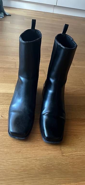 H&M Scarpe da donna: Schwarze Stiefel ohne Absatz 40 – Usato da Winterthur venduto da smtpc 1