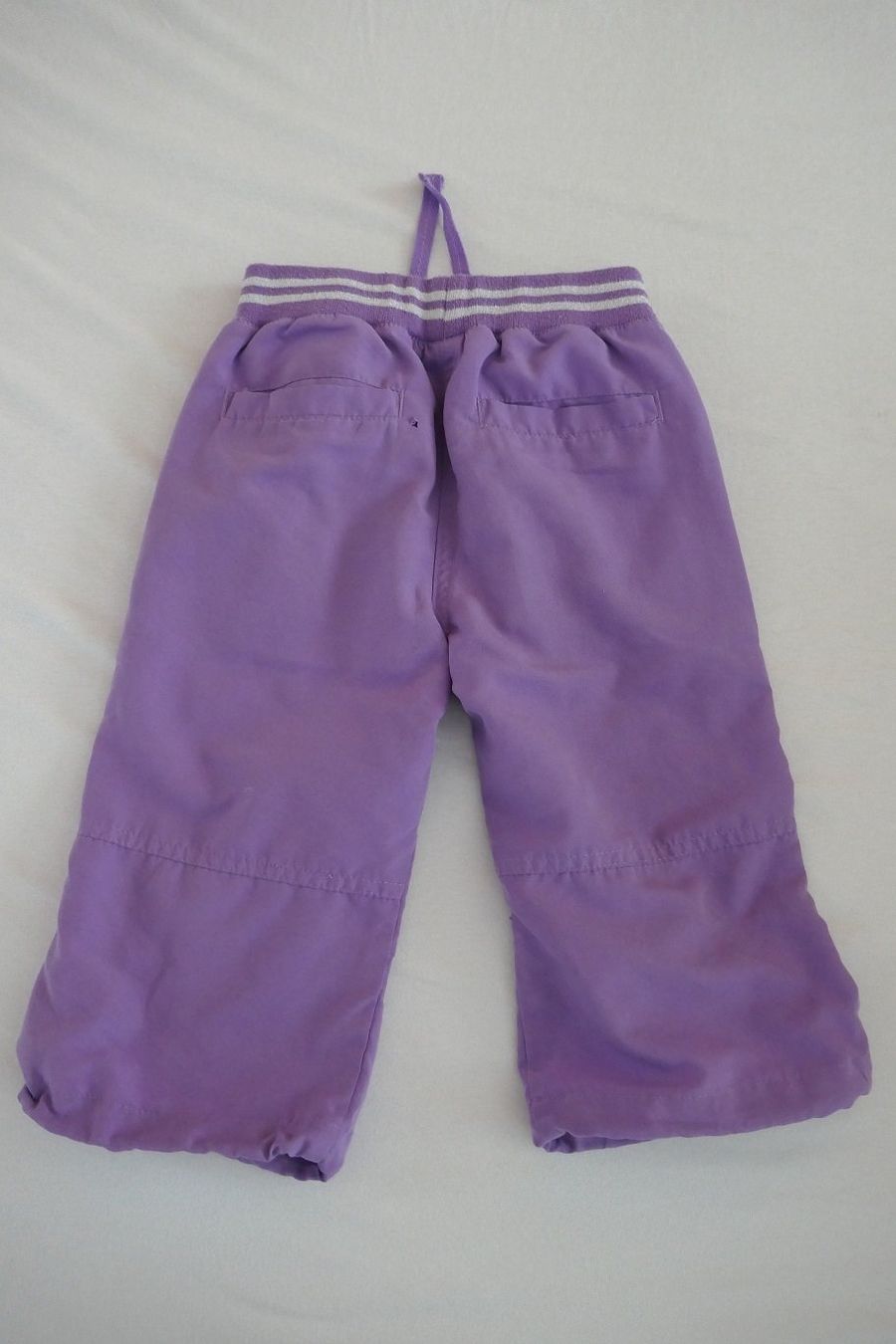 Pantaloni: Schmucke violette Sommerhose, Gr. 116 – Usato da Horgen venduto da Feli39 1