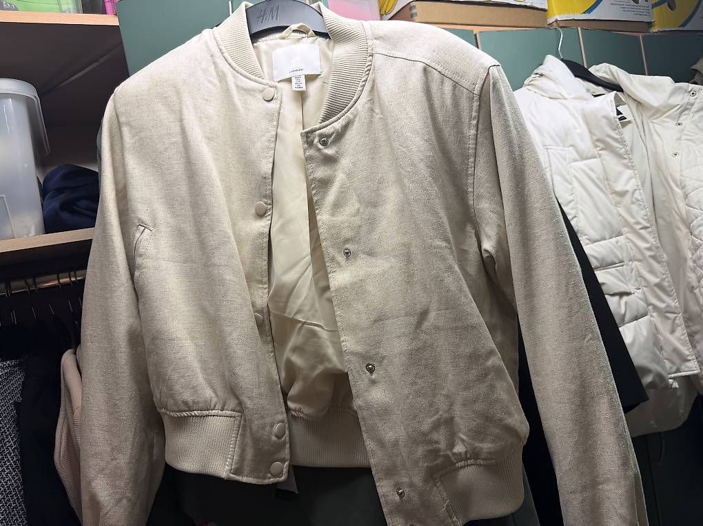 Jacken: H&M LINEN BLEND BOMBERJACKE – Gebraucht aus Märstetten von sha_9p7c 1