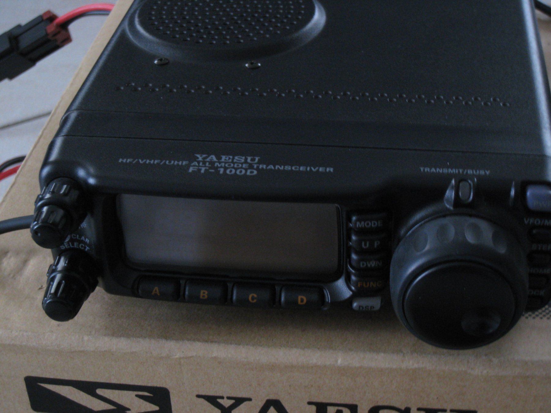 Radiocomunicazione: ***** Yaesu FT-100D mit YSK-100 Separation Kit – Usato da Villaz-St-Pierre venduto da Ubid 3
