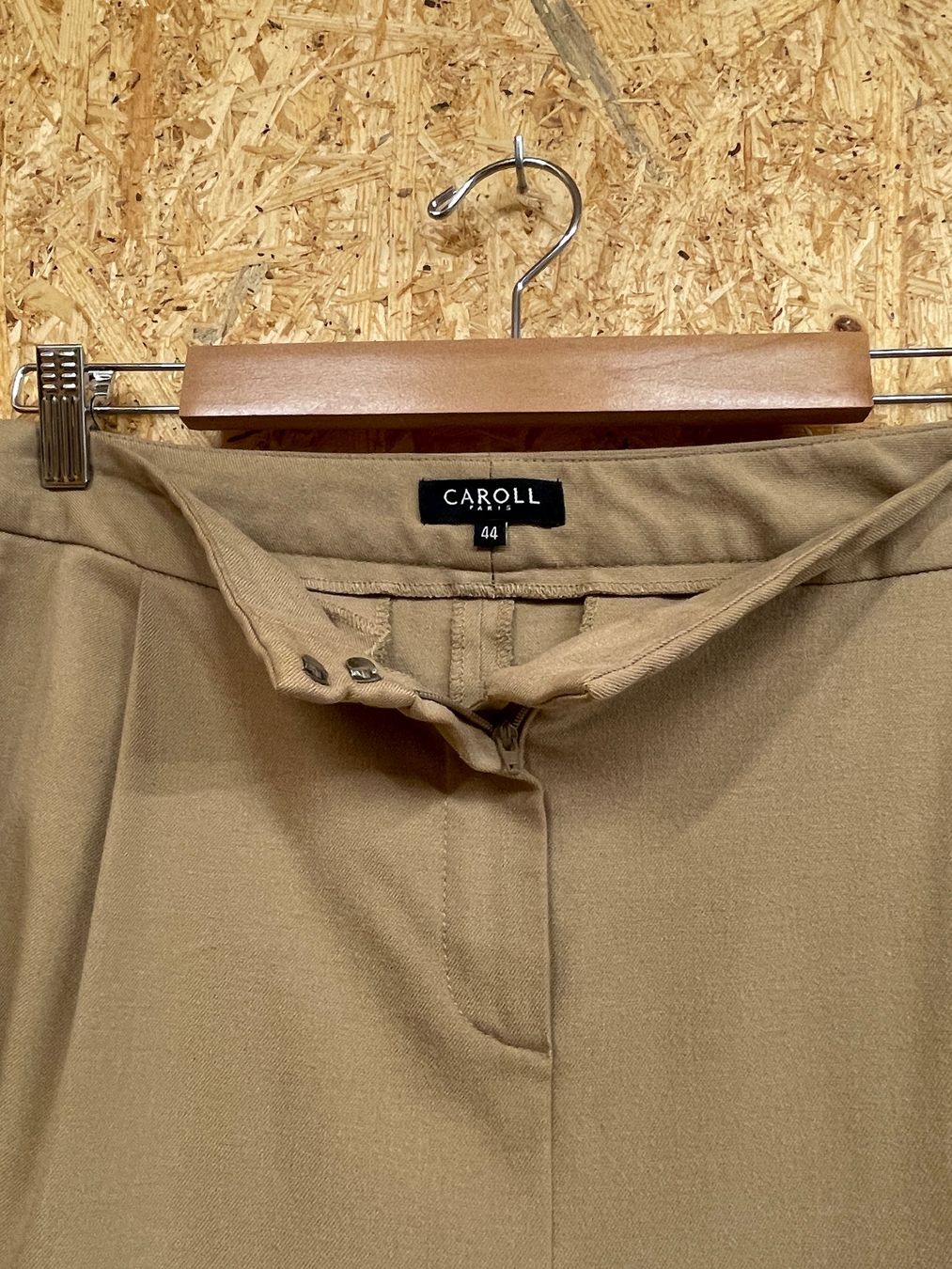 Caroll Pantaloni: CAROLL pantalon beige 44 – Usato da Lausanne venduto da PlusValue_Lausanne 1