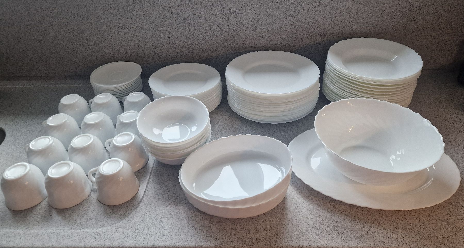 Set di piatti: Geschirr-Service Luminarc 87Teile – Usato da Amriswil venduto da gu80kaya
