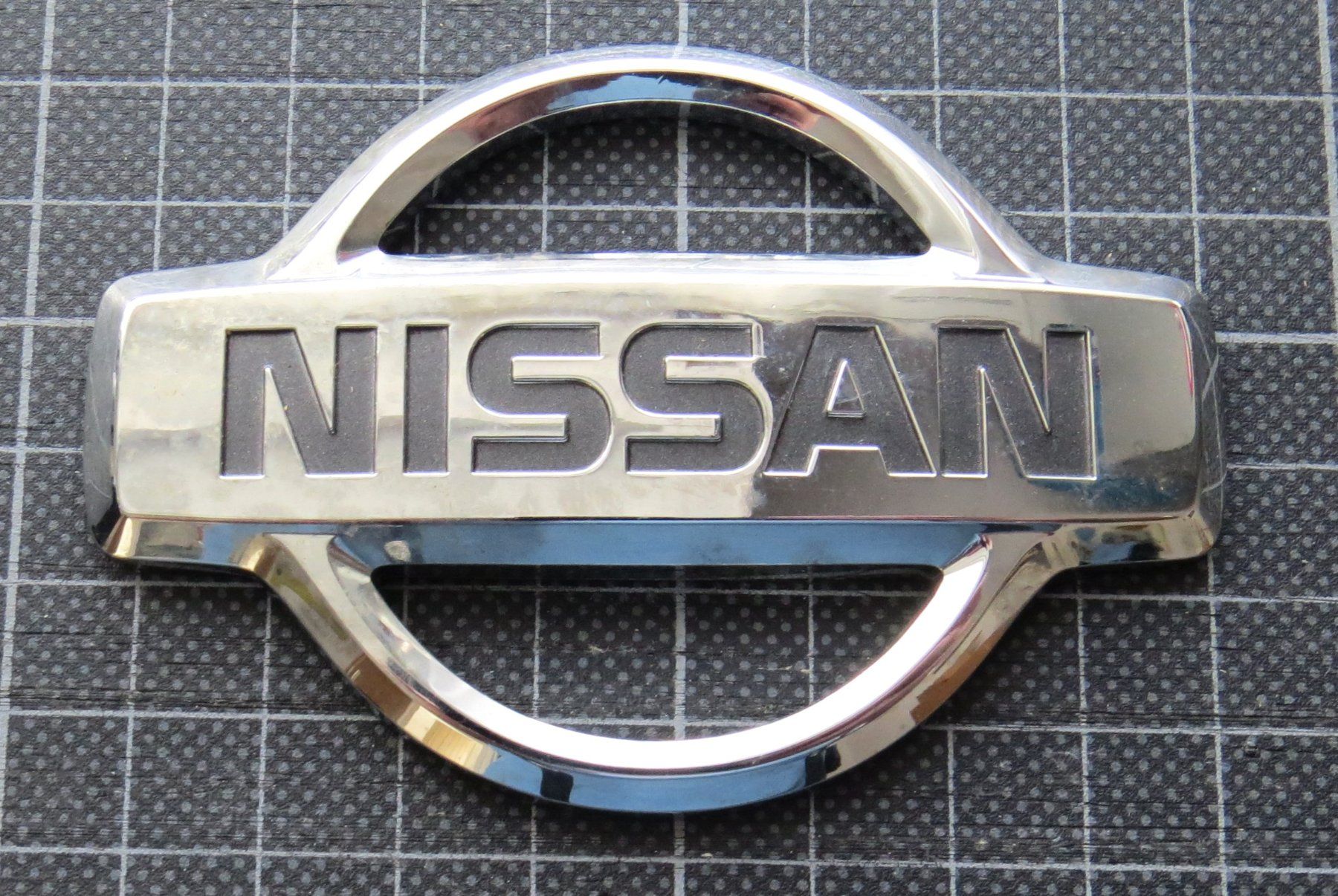 Nissan Tutti pezzi di ricambio auto: Nissan Emblem – Difettoso da Ettingen venduto da campione_1