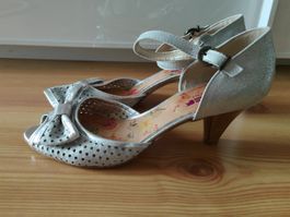 Ledersandaletten, silbern mit Masche (L'Idea) 39