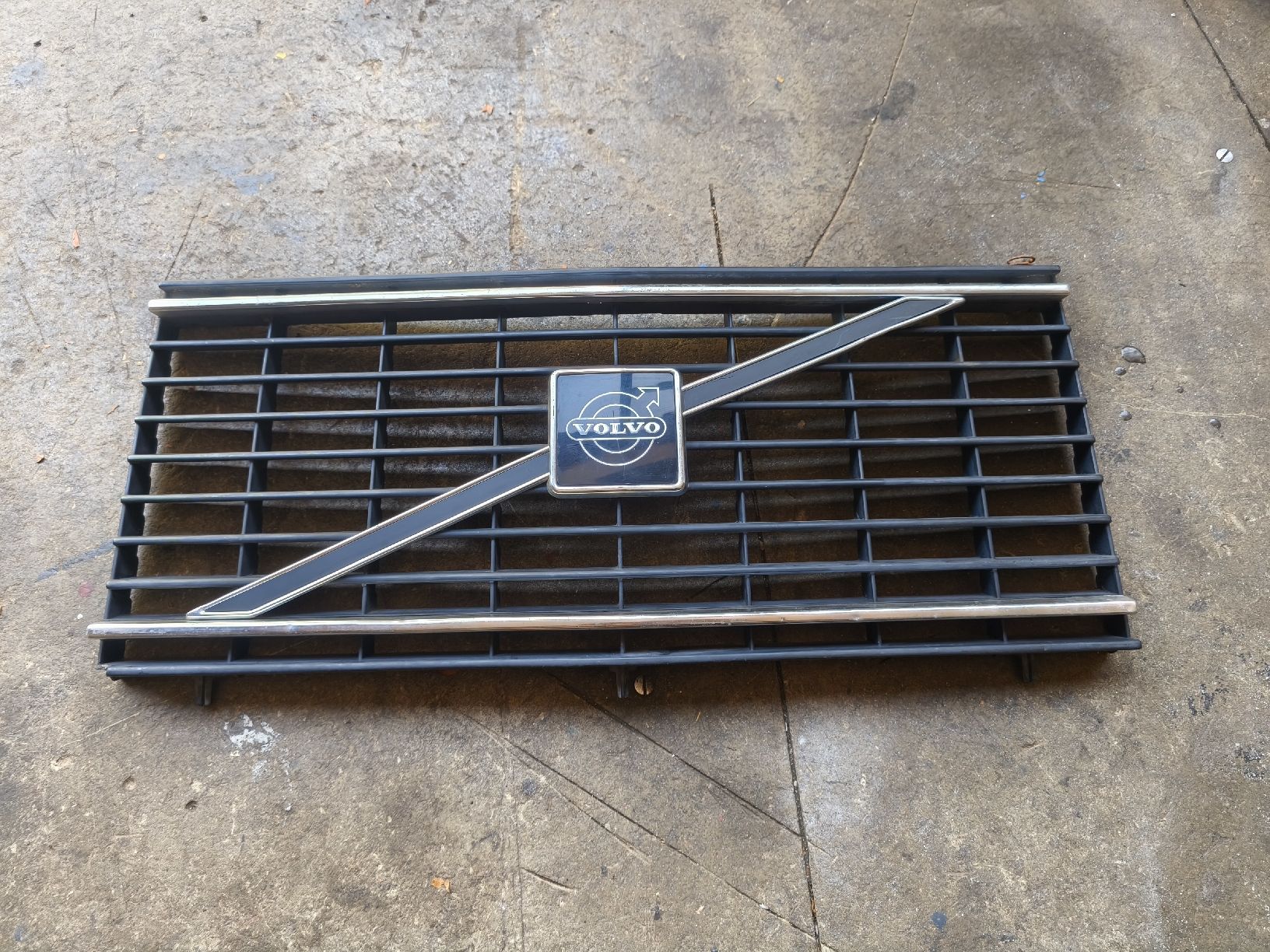 Volvo Alle Autoersatzteile: Volvo 240 Frontgrill -82 – Gebraucht aus Ernetschwil von Volvo0815