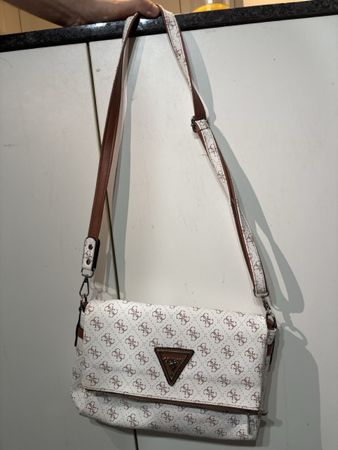 Umhängetasche Guess Logo Muster weiss braun guter Zustand