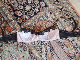 Verspielter BH in Satin und Spitze