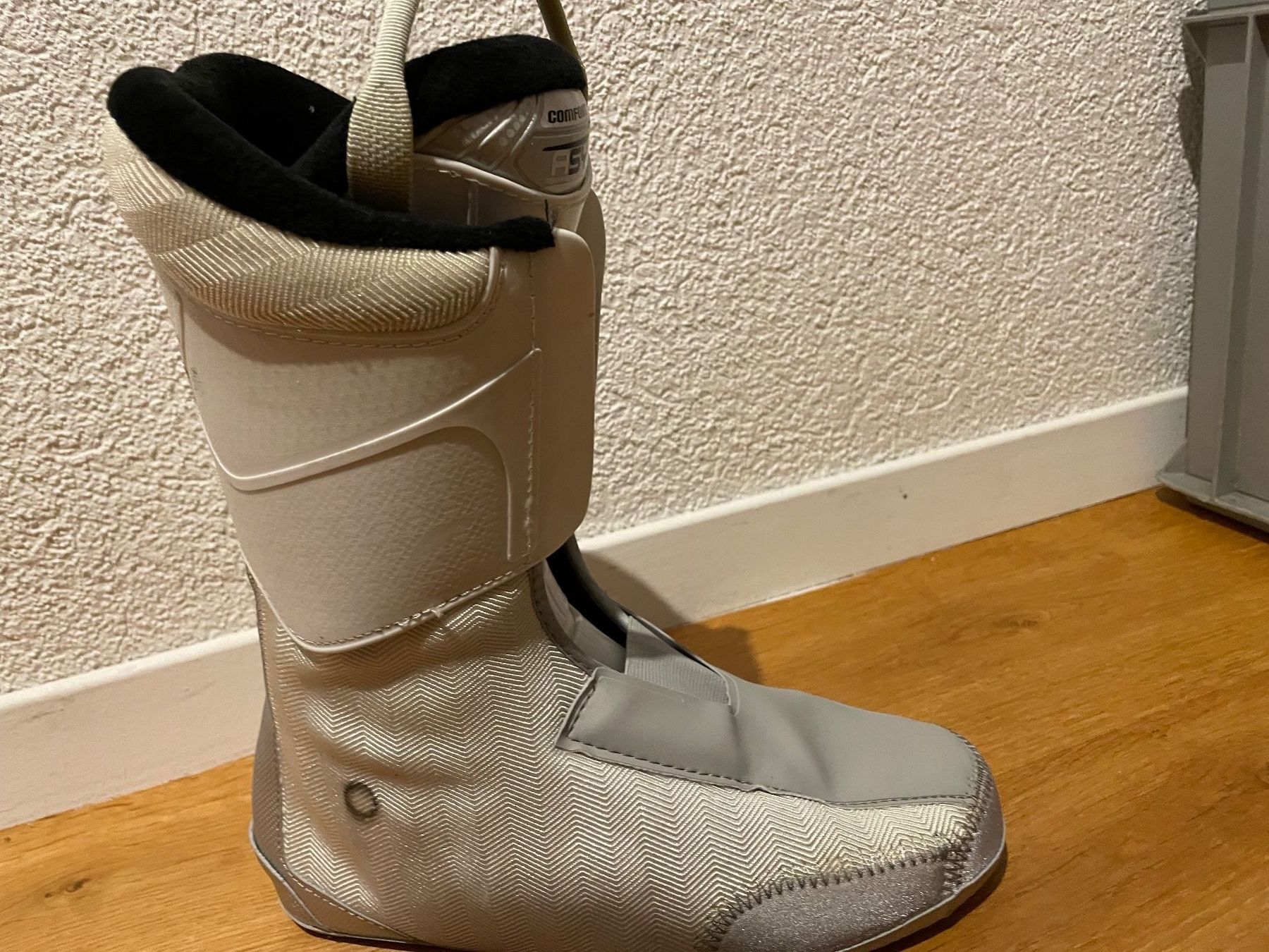 Atomic Scarpe da donna: Atomic Damenskischuhe Grösse 25.5 – Usato da Oberhofen Thun'see venduto da bluefootedboby 4