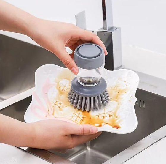 Brosse à vaisselle avec réservoir