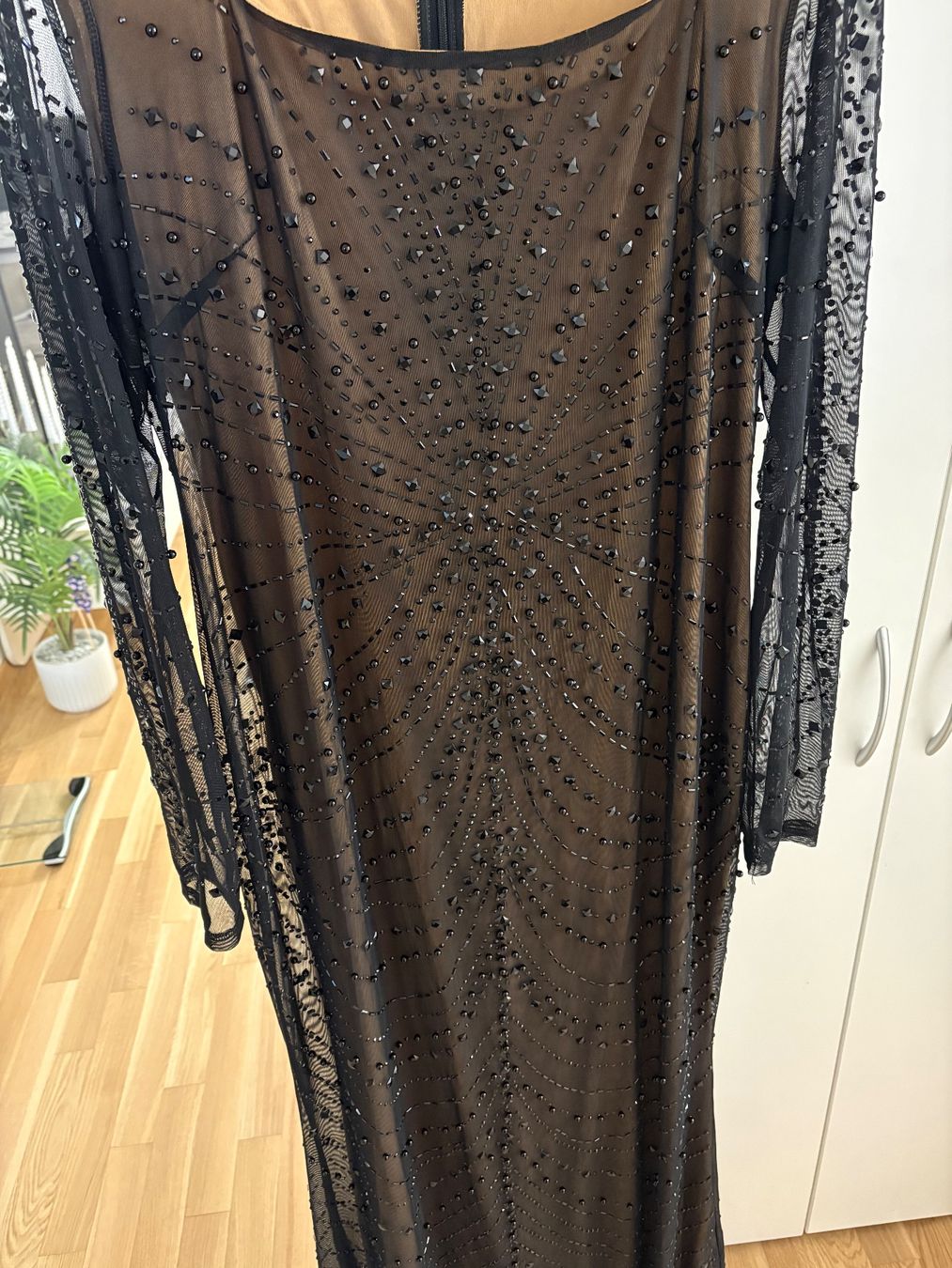 Kleider: Ein sehr schönes und elegantes Abendkleid. – Neu (gemäss Beschreibung) aus Suhr von So-786- 4