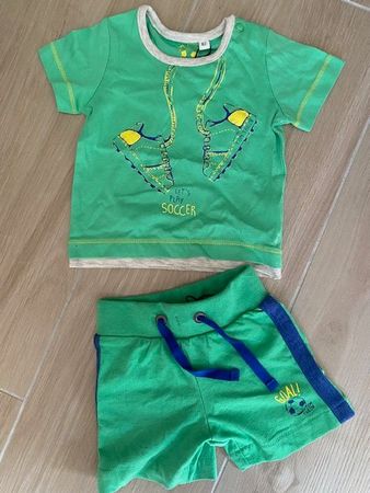 NEU u. mega herzig: T-Shirt u. Shorts "Fussball" Gr. 62