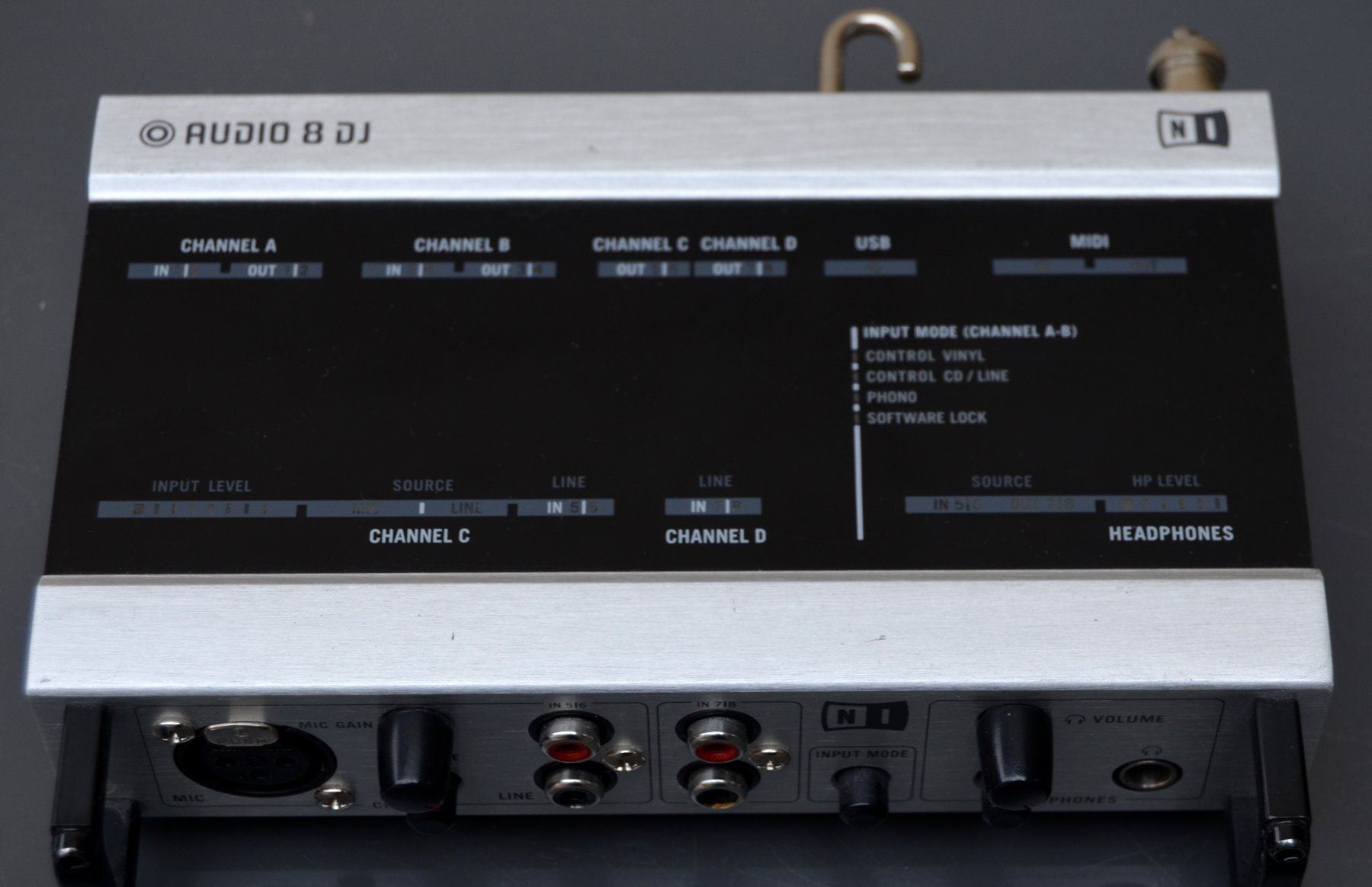 Traktor Attrezzatura per studi di registrazione: Native Instruments Traktor Audio 8 DJ Audiointerface – Usato da Collonges venduto da arashee